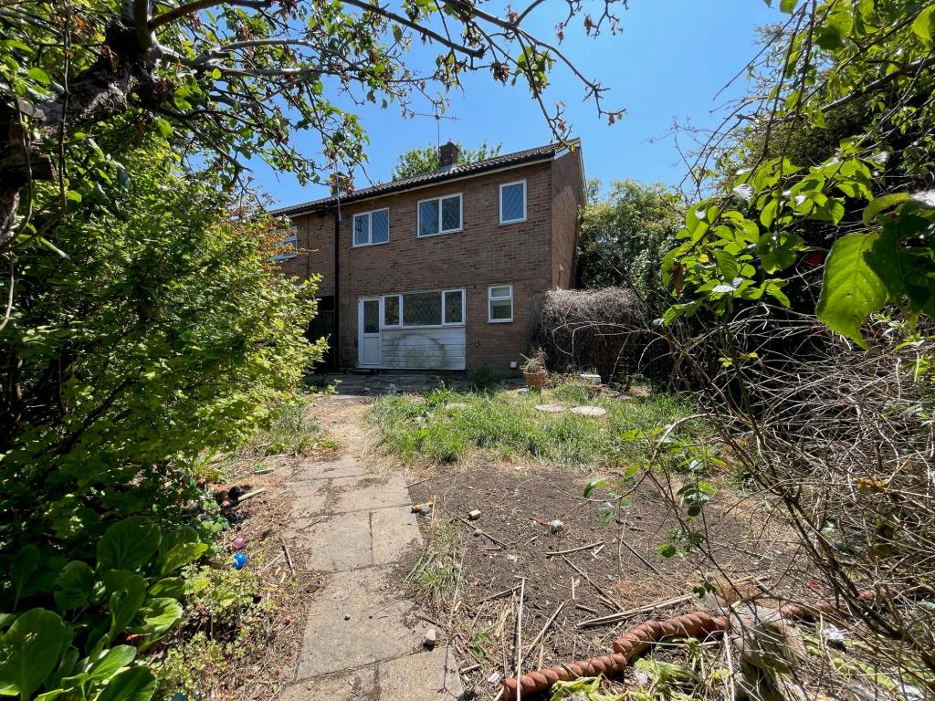 Lot: 133 - FREEHOLD END-TERRACE HOUSE FOR REFURBISHMENT - Rear elevation and gardens at 1 the link